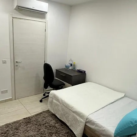 Habitación en casa particular Your Elegant Away From Shared Only With Host Żebbuġ