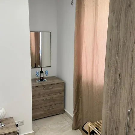 Habitación en casa particular Your Elegant Away From Shared Only With Host Żebbuġ