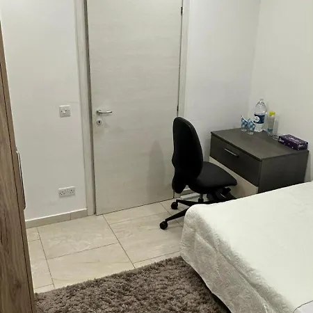 Your Elegant Away From Shared Only With Host Habitación en casa particular